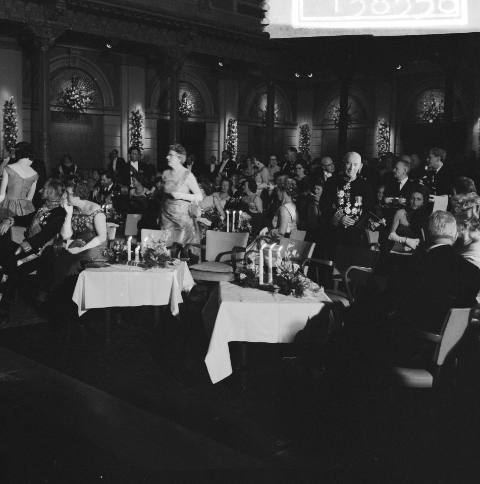 Feestavond in concertgebouw tijdens binnentreden, Bestanddeelnr 913-8356