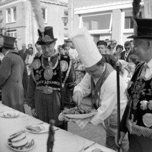Feest in Huissen Noel de Sloovere bedient gildekoning, Bestanddeelnr 912-6558