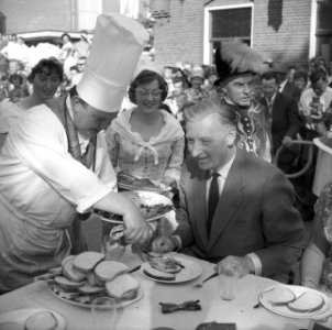 Feest in Huissen. Noel de Sloovere met de Commissaris van de Koningin in Gelder…, Bestanddeelnr 912-6561