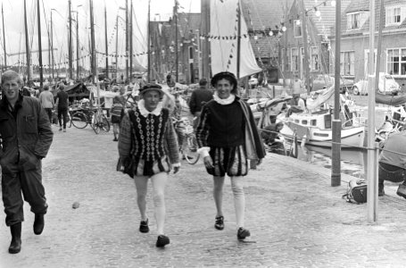 Feest te Monnickendam, enige verklede Monnickendammers, Bestanddeelnr 919-3359