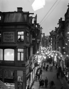Feest kerstverlichting Kalverstraat Amsterdam, Bestanddeelnr 906-8863