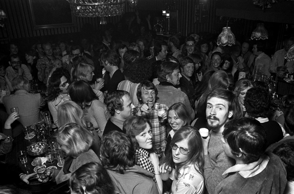 Feestvreugde in Amsterdam na winnen Europacup door Ajax, feest in Cafe Nol, Bestanddeelnr 926-4467