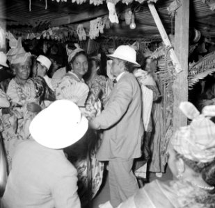 Feest in Paramaribo, Bestanddeelnr 252-2448
