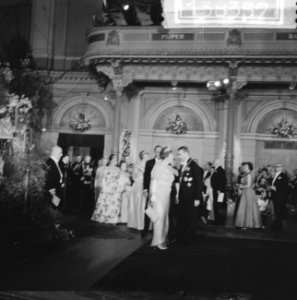 Feestavond in concertgebouw tijdens binnentreden, Bestanddeelnr 913-8357