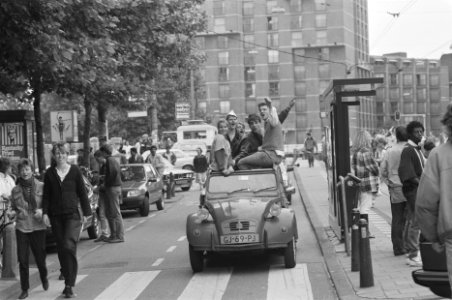 Feestvreugde op het Leidseplein na behalen Europees kampioenschap Nederlands elf, Bestanddeelnr 934-2739