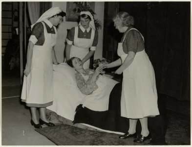 Feestavond t.g.v. 50-jarig bestaan van de Huishoud- en Industrieschool. Opgevoerd werd het toneelspel Mijn kinderen