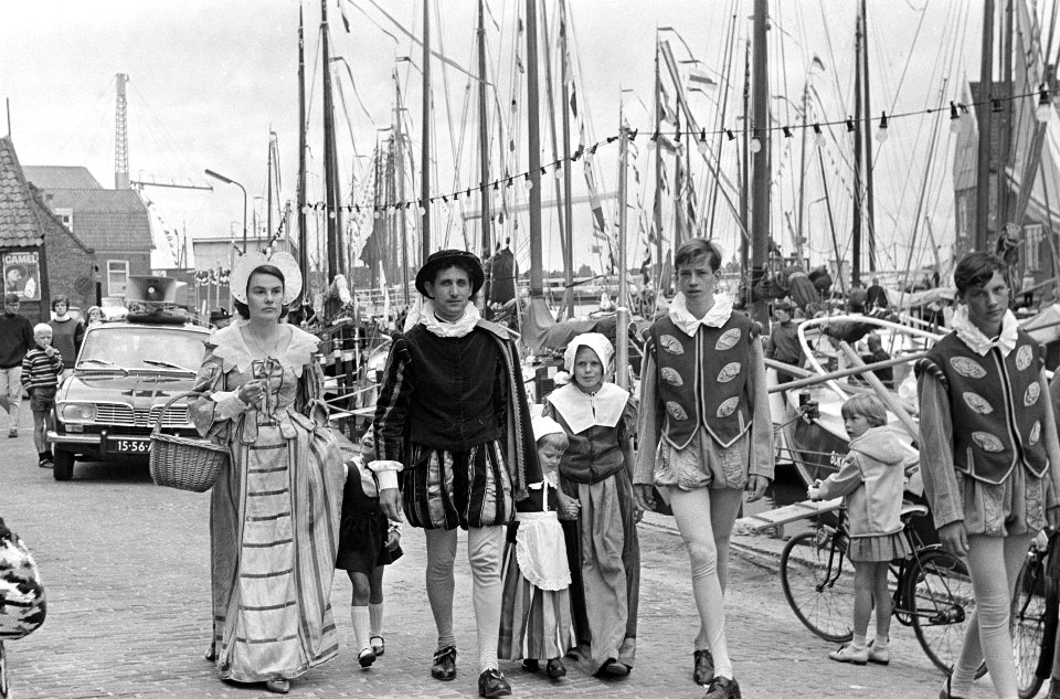 Feest te Monnickendam, enige verklede Monnickendammers, op achtergrond gepavoise, Bestanddeelnr 919-3358