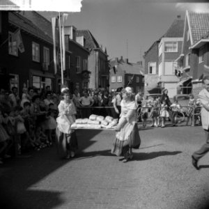 Feest in Huissen Meisje in klederdracht, Bestanddeelnr 912-6556