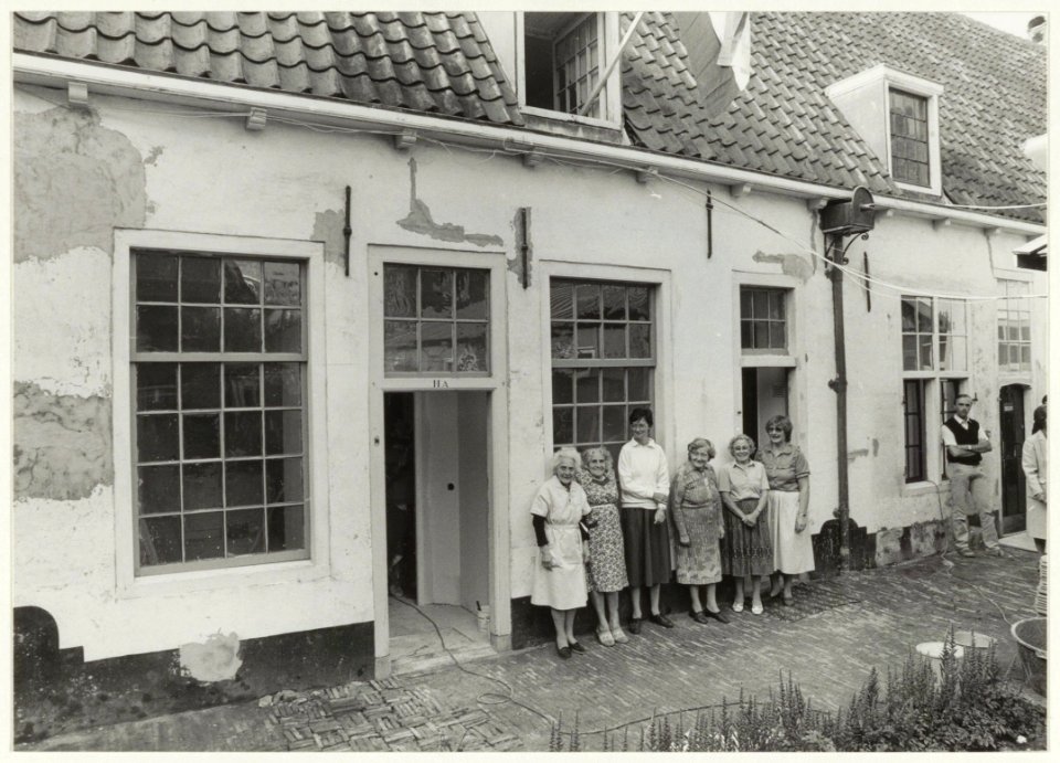 Feest tijdens de restauratie van het Hofje van Bakenes aan de Wijde Appelaarsteeg, NL-HlmNHA 54015553
