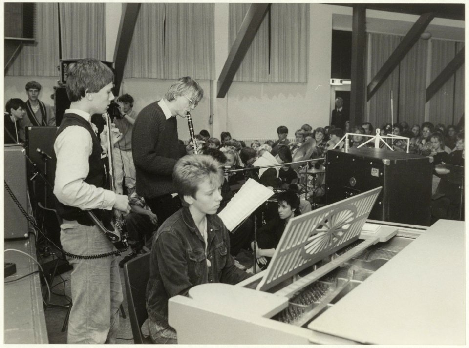 Feest in het Kennemer Lyceum dat winnaar werd van de Interlyceale. Optreden van muzikale scholieren uit Eindhoven. NL-HlmNHA 54015722