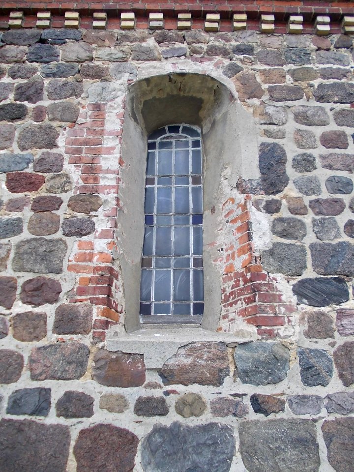 Feldsteinkirche Rahnsdorf -Glasfenster Südfassade, Saalmittlicht, außen- 2013