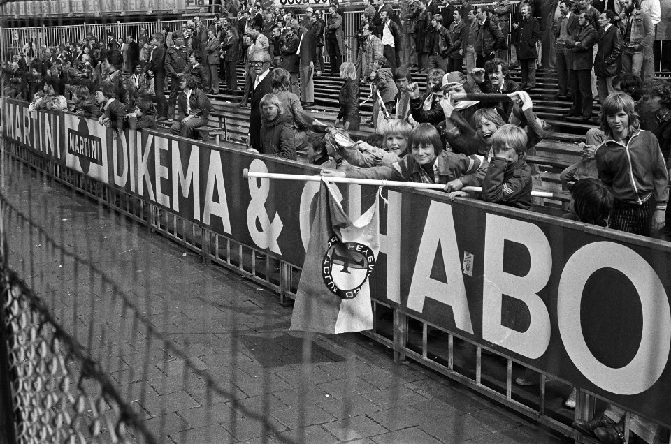Feyenoord tegen FC Twente 1-2, supporter met Feyenoordvlag halfstok, Bestanddeelnr 929-1788