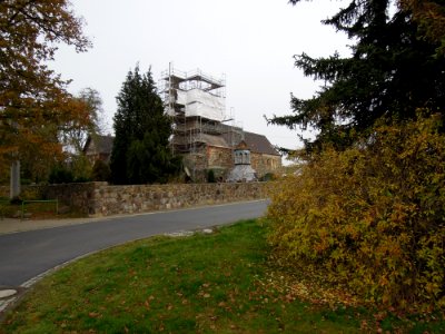 Feldsteinkirche Rahnsdorf im Umbau -Eingerüstung und abgenommene Turmkuppel- Mitte November 2019