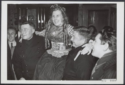 Feest ter gelegenheid van het 25 jarig jubileum van Sijtje Boes als 'winkelierst, Bestanddeelnr 072-0808