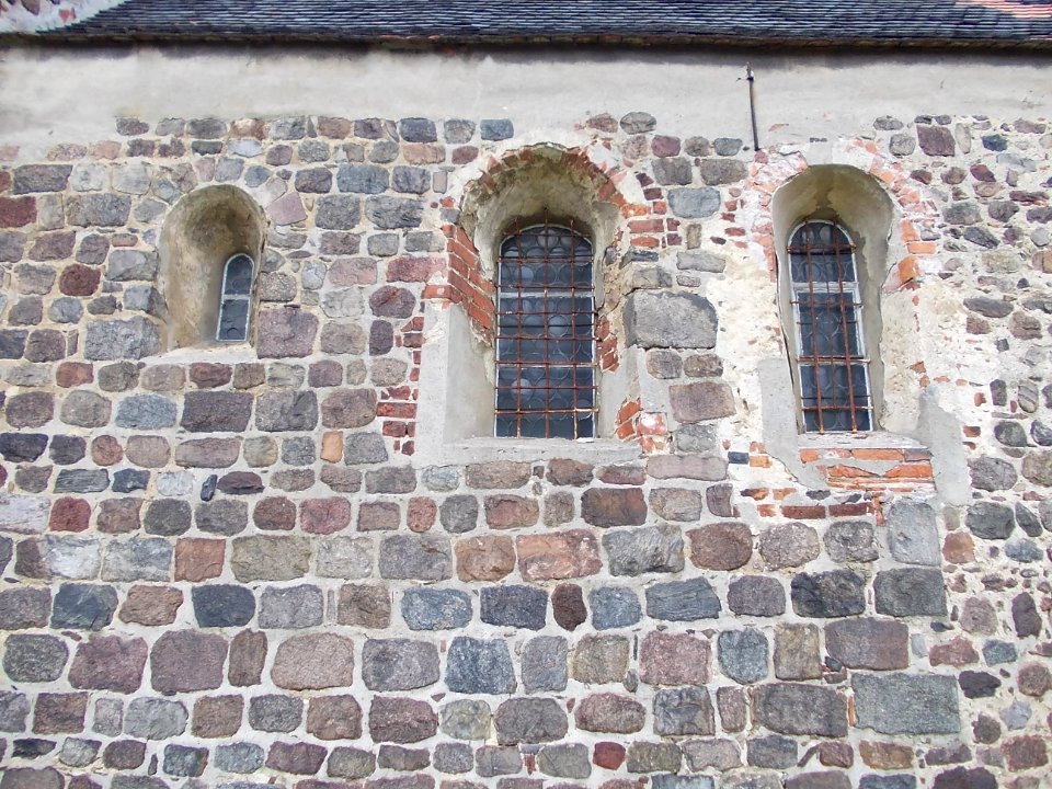 Feldsteinkirche Rahnsdorf -Glasfenster Südfassade, Chorlichter, außen- 2013