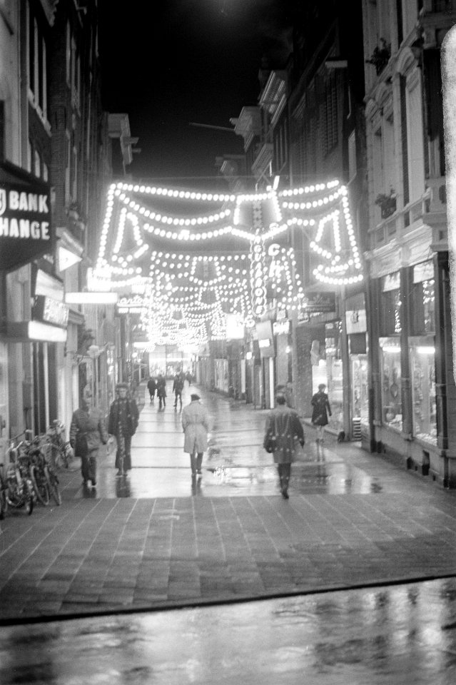 Feestverlichting in Amsterdam, Kalverstraat verlicht, Bestanddeelnr 926-0448