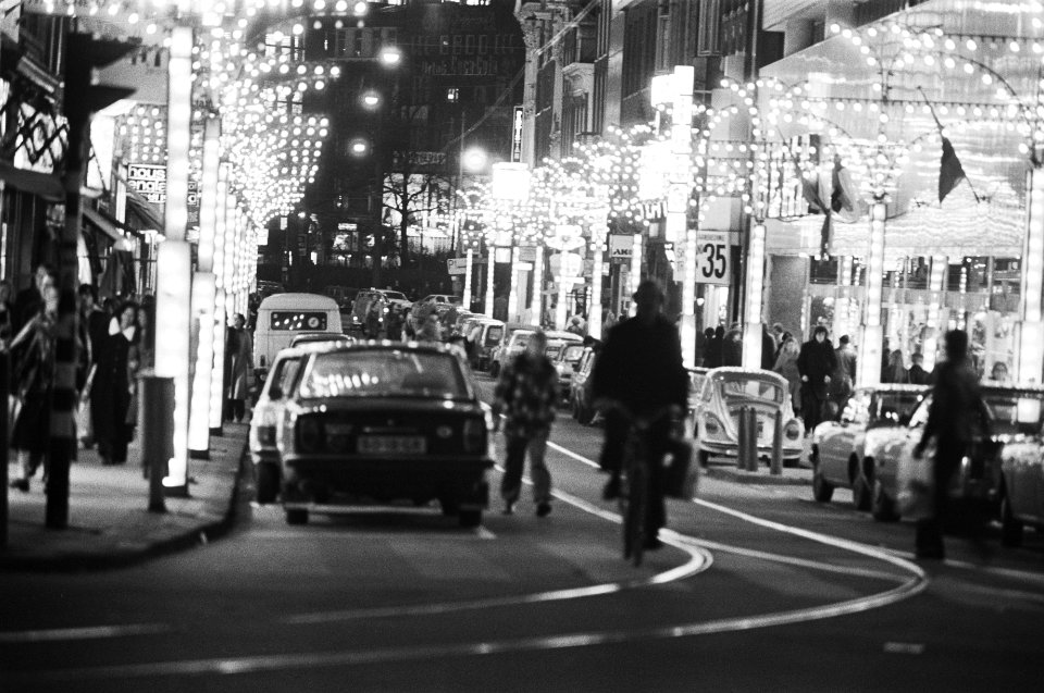Feestverlichte winkelstraten in Amsterdam Regulierbreestraat, Bestanddeelnr 928-9069