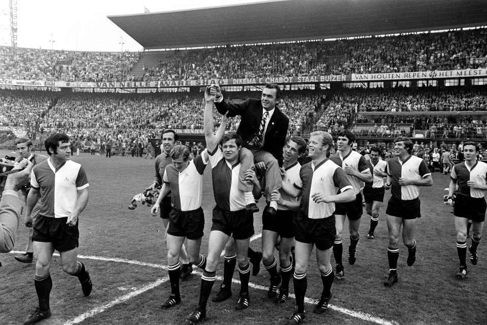 Feijenoord tegen Holland-Sport 8-2 Ernst Happel wordt op schouders genomen door, Bestanddeelnr 923-5125