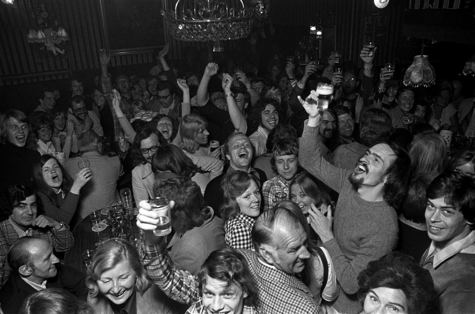 Feestvreugde in Amsterdam na winnen Europacup door Ajax, feest in Cafe Nol, Bestanddeelnr 926-4466