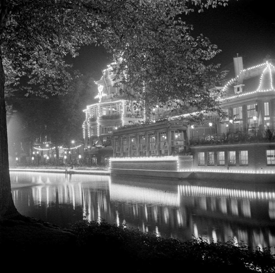 Feestverlichting in Amsterdam Lido bij het Leidseplein, Bestanddeelnr 255-7196