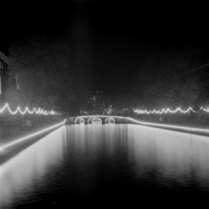 Feestverlichting in Amsterdam De verlichte grachten trokken avond aan avond dro, Bestanddeelnr 255-7300