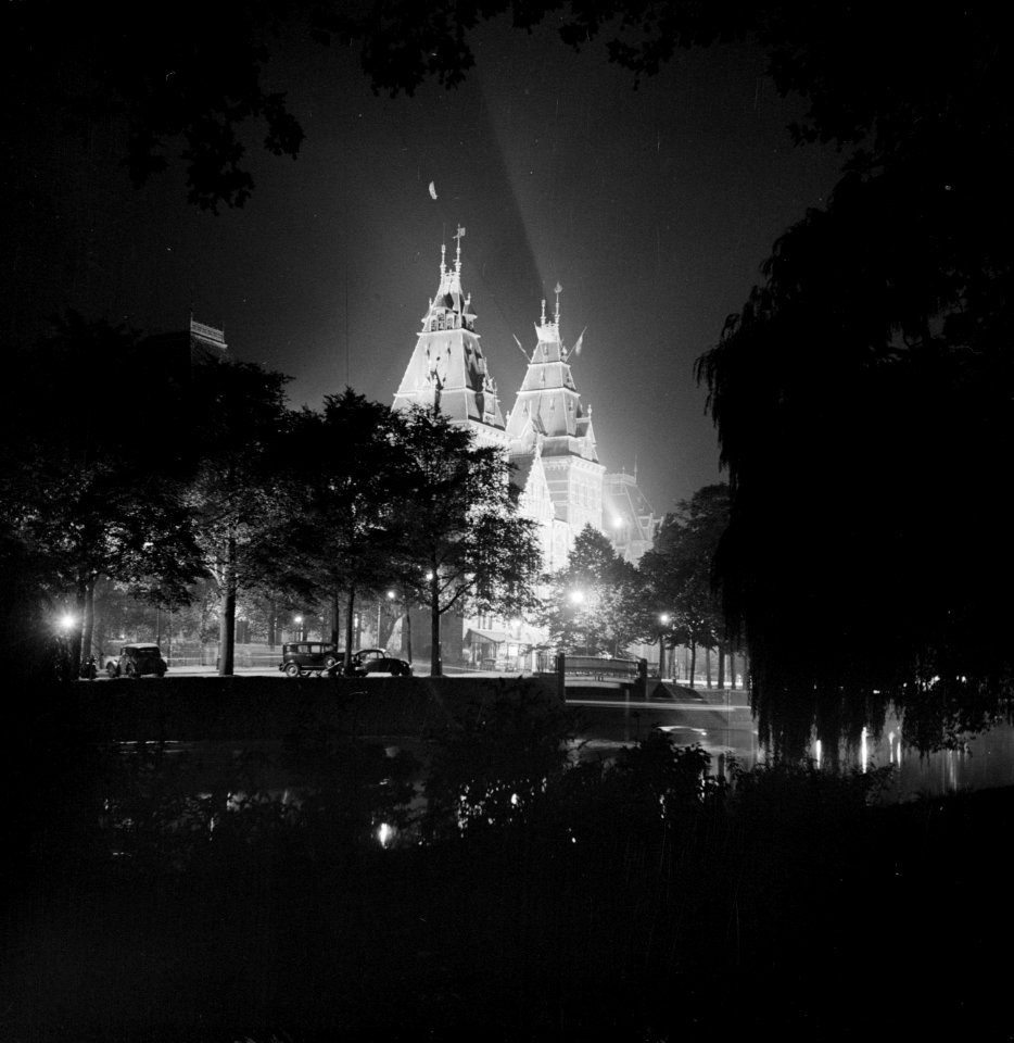 Feestverlichting in Amsterdam Het Rijksmuseum, Bestanddeelnr 255-7302