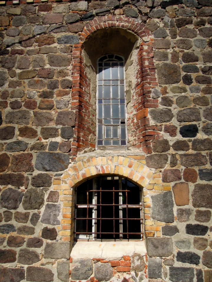 Feldsteinkirche Rahnsdorf -Glasfenster Südfassade, Orgelemporenlicht, außen- 2015