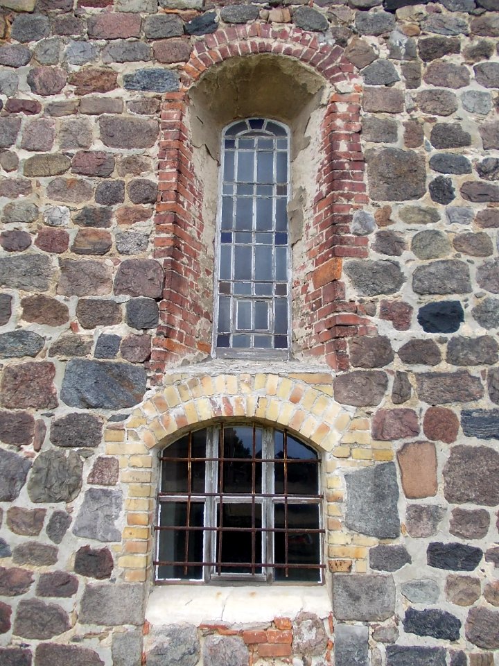 Feldsteinkirche Rahnsdorf -Glasfenster Südfassade, Orgelemporenlicht, außen- 2013
