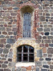 Feldsteinkirche Rahnsdorf -Glasfenster Südfassade, Orgelemporenlicht, außen- 2013