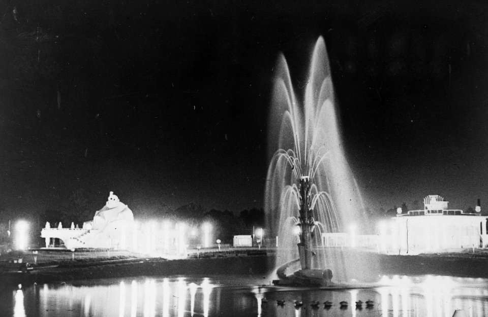 Feestterrein bij avond, Bestanddeelnr 195-0148