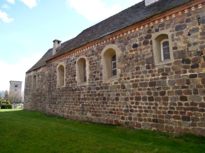 Feldsteinkirche Rahnsdorf -Glasfenster Nordfassade, Saallichter für die innliegende Empore, Chorlicht im Hintergrund, außen- 2015