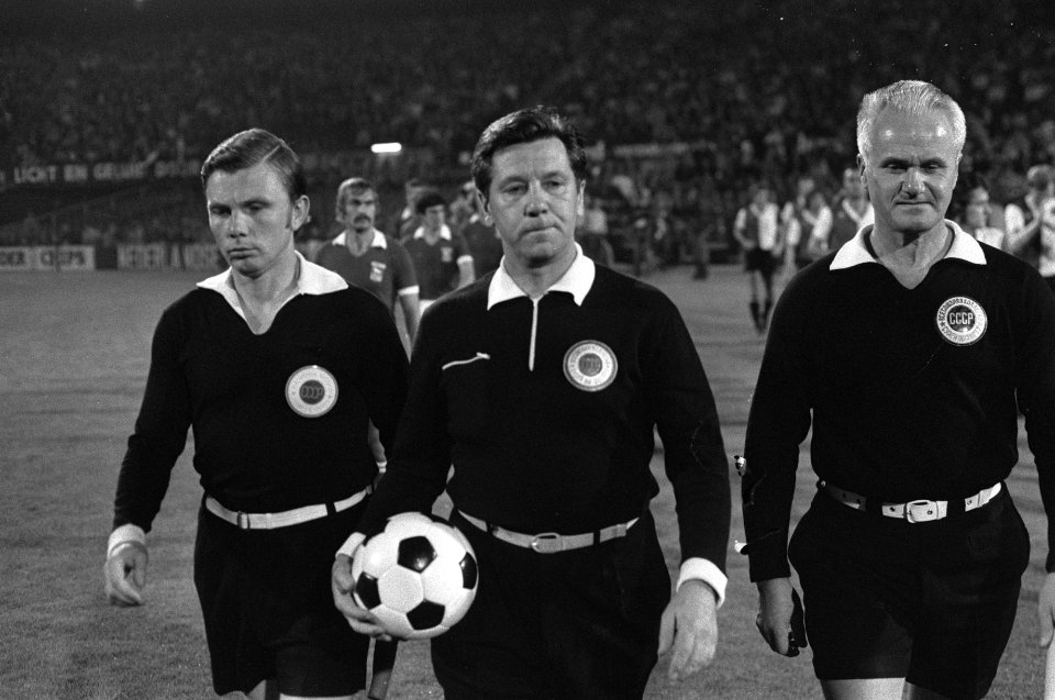 Feijenoord tegen Ipswichtown 1-2 scheidsrechter Roednef (midden) USSR, Bestanddeelnr 928-1589