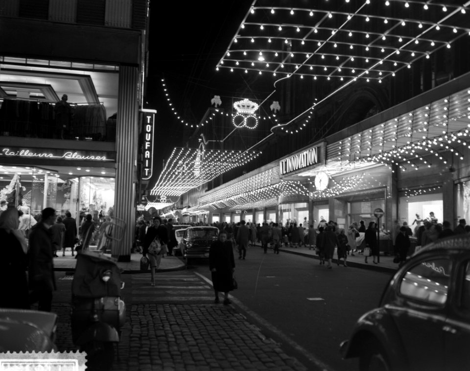 Feestverlichting in Brussel tgv het komende huwelijk van Koning Boudewijn , v, Bestanddeelnr 911-8357