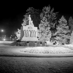 Feestverlichting Amsterdam Het Emma-monument op het Koningin Emmaplein in de s…, Bestanddeelnr 255-7212
