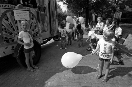 Feestvierende kleuters met ballonnen, Bestanddeelnr 928-1285
