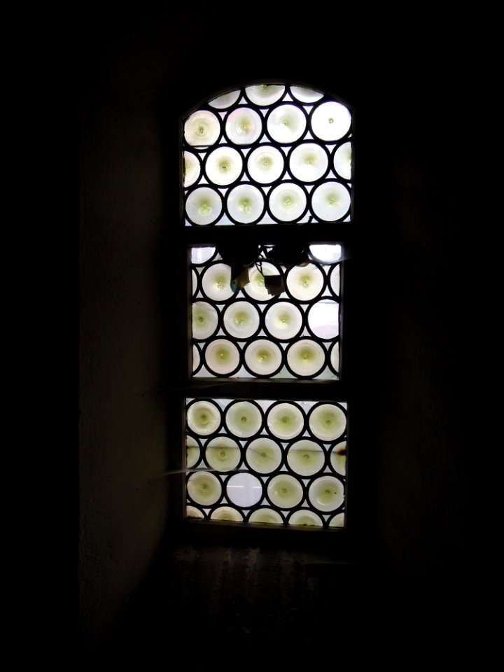 Feldsteinkirche Rahnsdorf im Umbau -Glasfenster Nordfassade, turmnahes Emporenlicht- Mitte November 2019