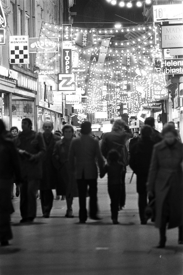 Feestverlichte winkelstraten in Amsterdam Kalverstraat, Bestanddeelnr 928-9068