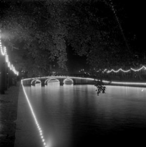 Feestverlichting in Amsterdam De verlichte grachten trokken avond aan avond dro, Bestanddeelnr 255-7081