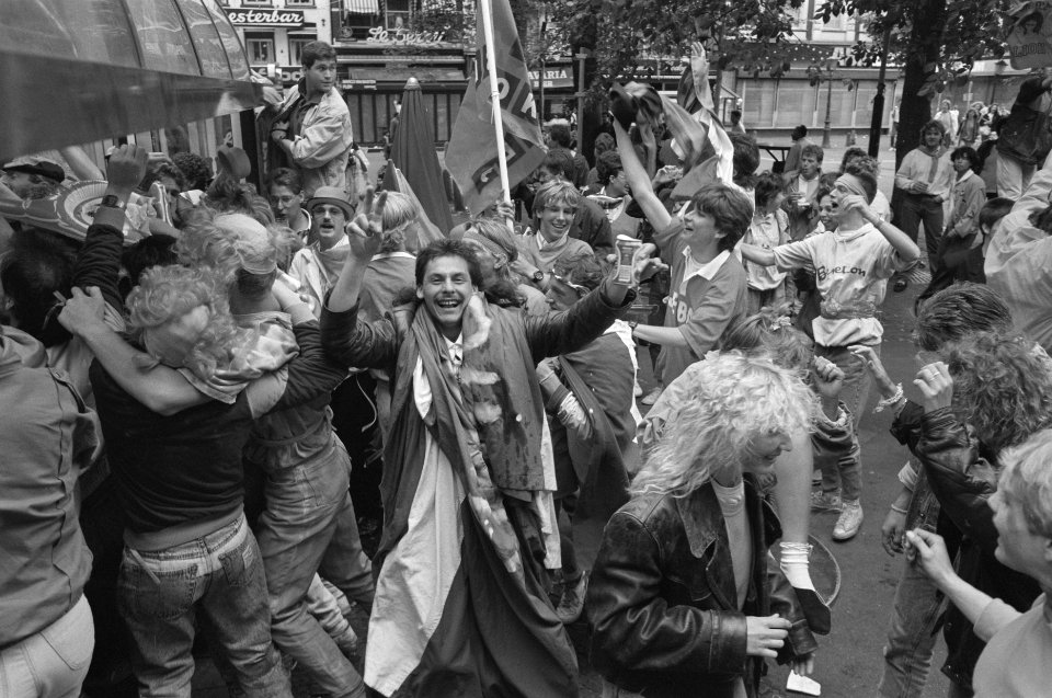 Feestvreugde op het Leidseplein na behalen Europees kampioenschap Nederlands elf, Bestanddeelnr 934-2735