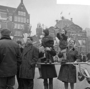 Feestvreugde in de stad, juichende kinderen, Bestanddeelnr 918-8661