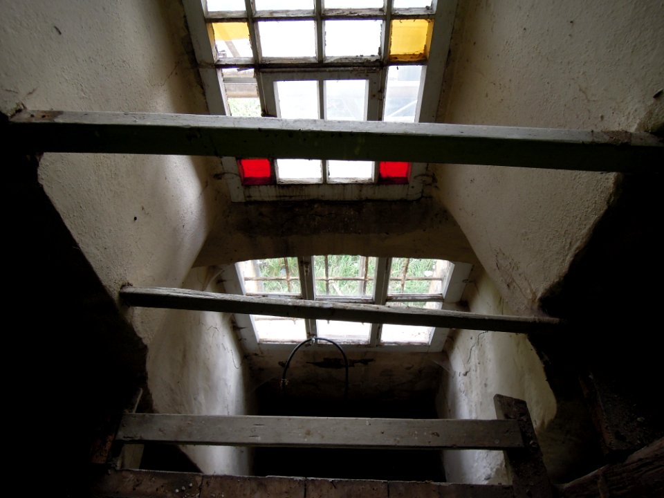 Feldsteinkirche Rahnsdorf im Umbau -Glasfenster Südfassade, Orgelemporenlicht- Mitte November 2019b