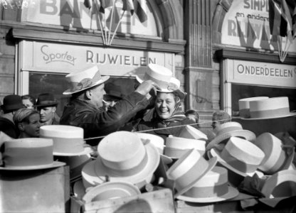 Feestvreugde in Amsterdam strohoeden, Bestanddeelnr 902-0445