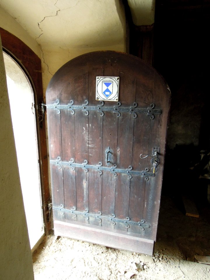 Feldsteinkirche Rahnsdorf im Umbau -Türbeschlag mit Denkmalplakette- Mitte November 2019