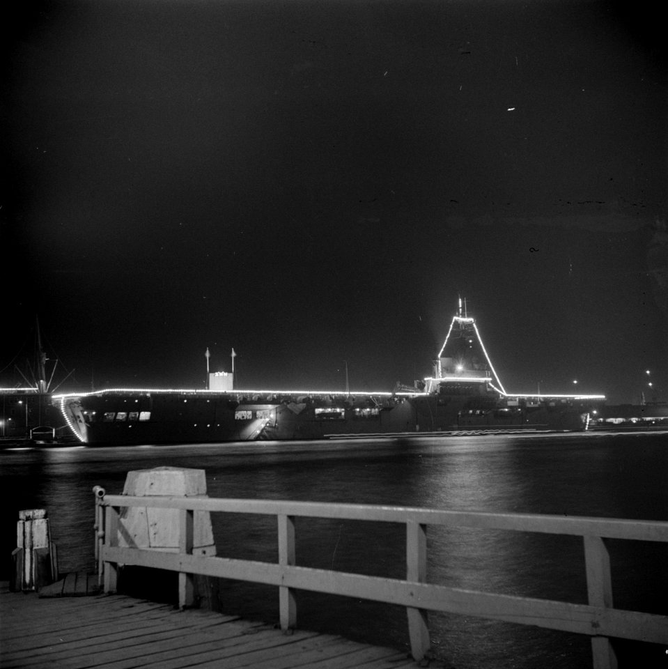 Feestverlichting Vliegkampschip De Karel Doorman in de Amsterdamse haven, Bestanddeelnr 255-7080