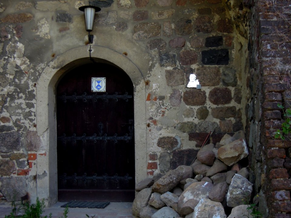 Feldsteinkirche Rahnsdorf Eingangspforte mit Lutherplakette 2019