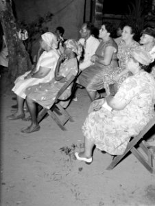 Feestmaaltijd In Paramaribo, Bestanddeelnr 252-2433
