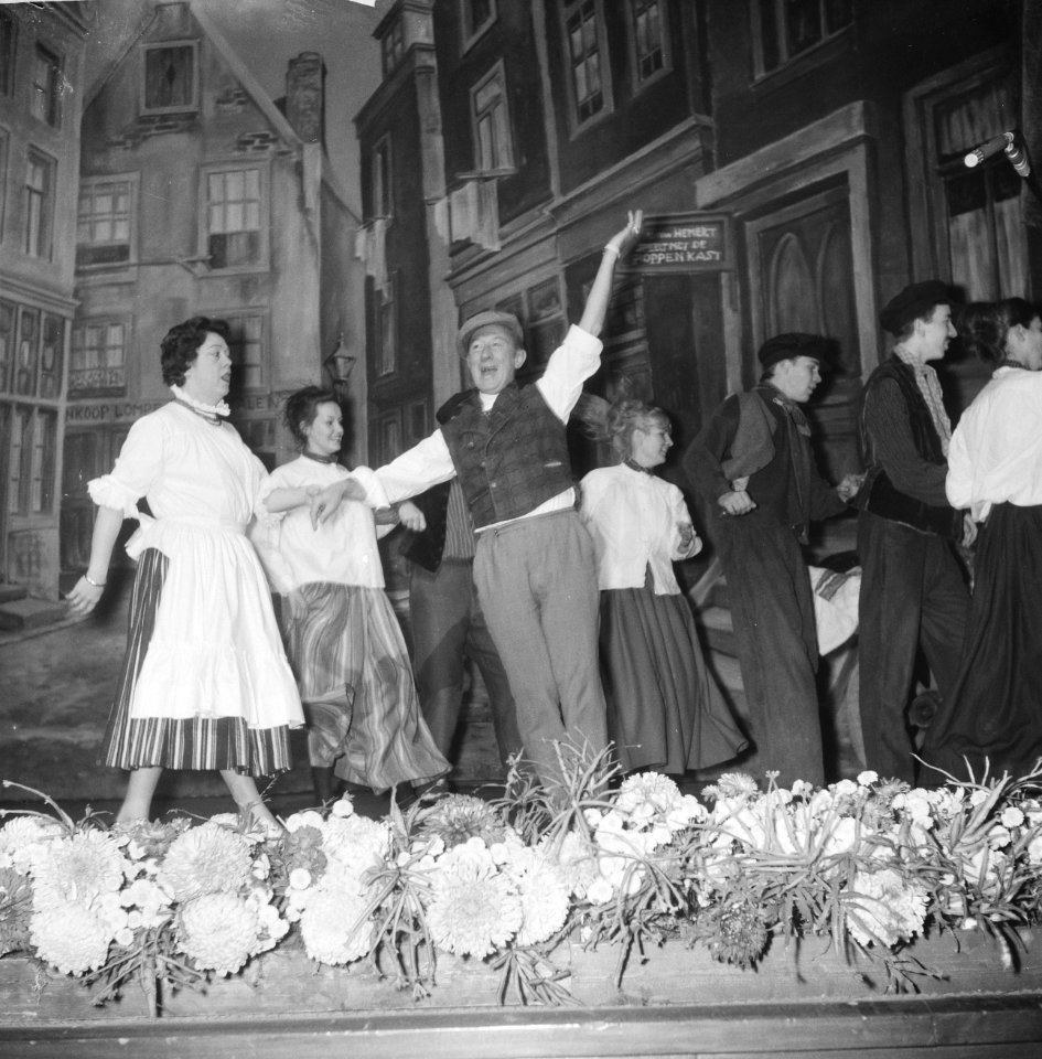 Feestprogramma in Tuschinsky ter gelegenheid van veertigjarig bestaan. Scene uit, Bestanddeelnr 913-1054