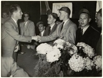 Feestreceptie in hotel De Leeuwerik t.g.v. het afdelingskampioenschap van H.F.C. Haarlem. Wethouder Geluk boodt zijn felicitaties aan. V.l.n.r. verder Boeree, C,.de Voogd, N. Jacob, W. Roozen en Schil