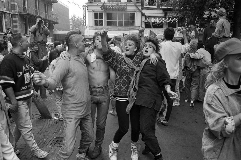 Feestvreugde op het Leidseplein na behalen Europees kampioenschap Nederlands elf, Bestanddeelnr 934-2740