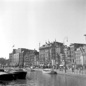 Feestverlichting aangebracht op het gebouw van de Bonneterie aan het Rokin te Am, Bestanddeelnr 255-7294